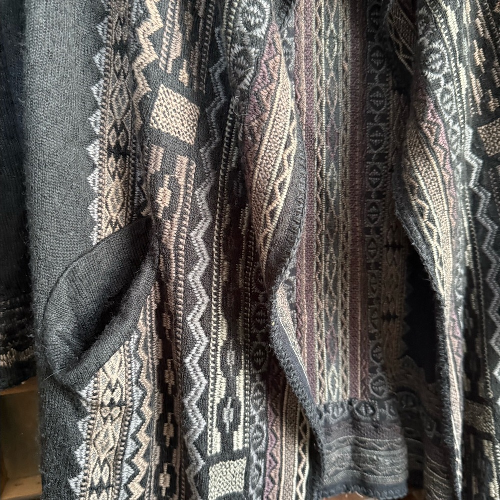 Women's Black and Tan Patterned Sweater - Picture 3 of 4